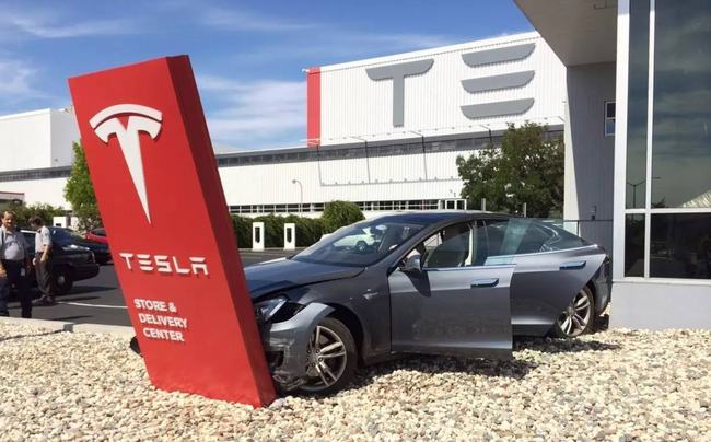 Tesla Business Expands Again: Insurance Business Added in October